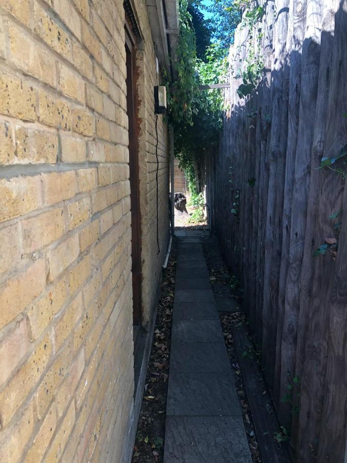Double Room With Private Bathroom In A 2-Bedrooms House London Eksteriør bilde