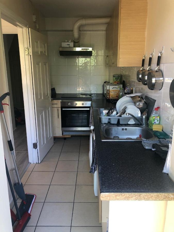Double Room With Private Bathroom In A 2-Bedrooms House London Eksteriør bilde