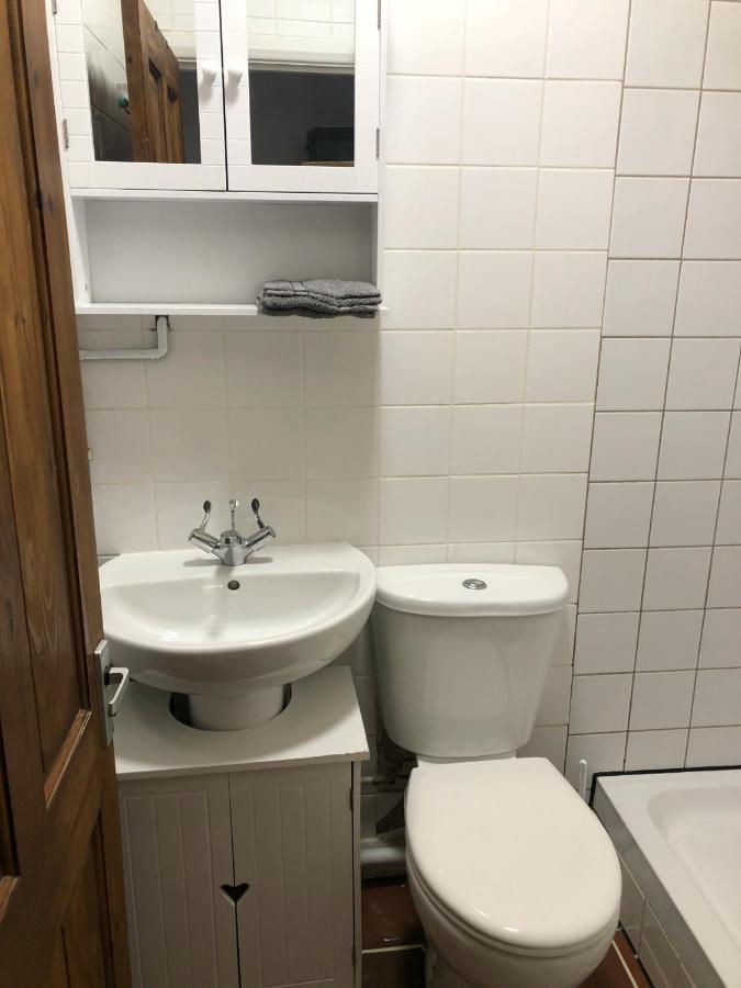 Double Room With Private Bathroom In A 2-Bedrooms House London Eksteriør bilde