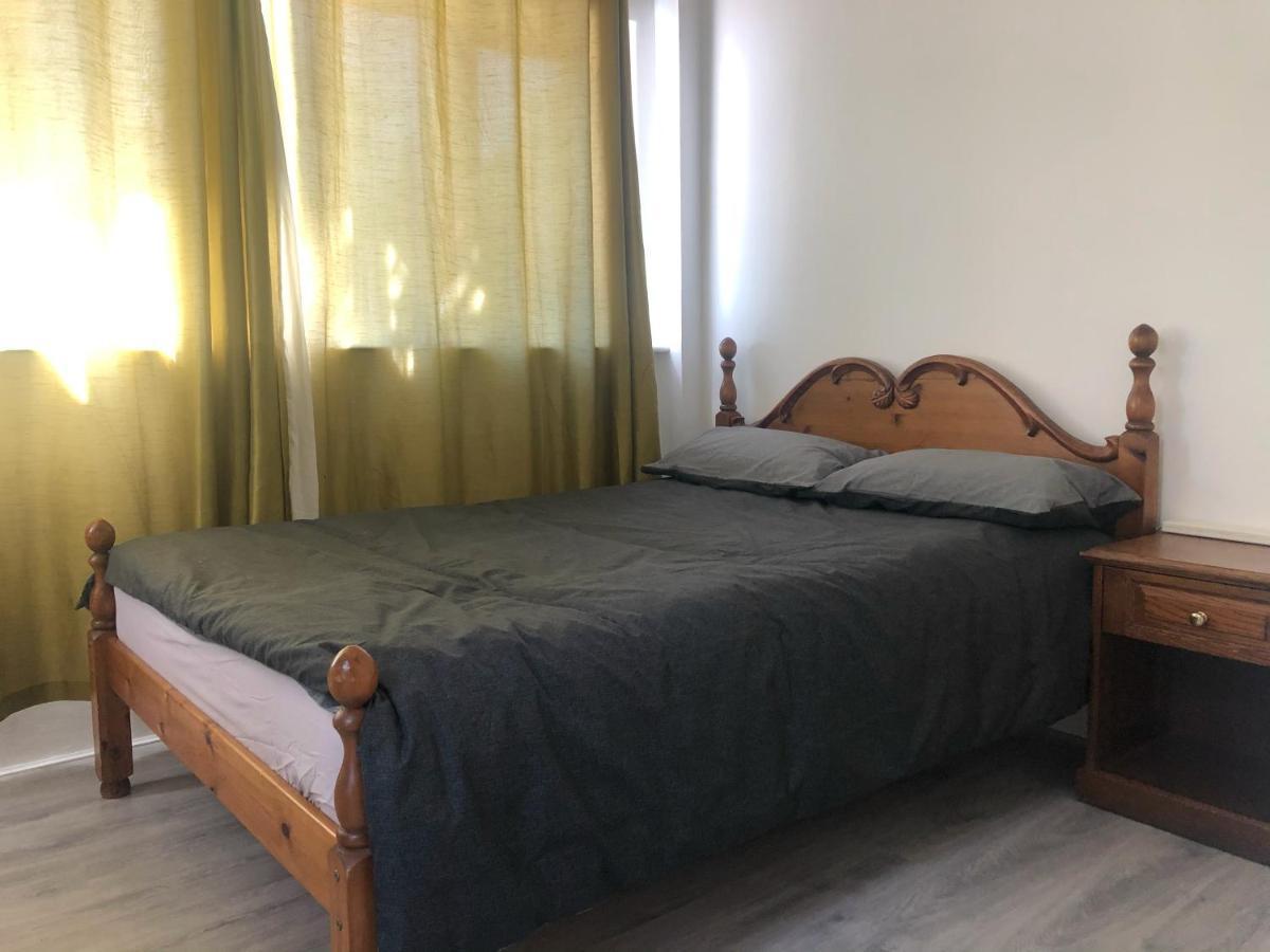 Double Room With Private Bathroom In A 2-Bedrooms House London Eksteriør bilde